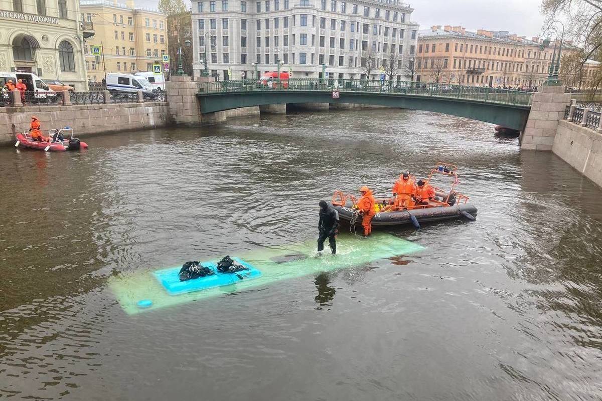 Было темно, а потом — резкий свет»: из затонувшего в Петербурге автобуса  смогли спасти лишь одного пассажира - МК Санкт-Петербург