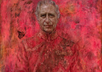 В Букингемском дворце повесили ярко-красную картину с королем Великобритании

