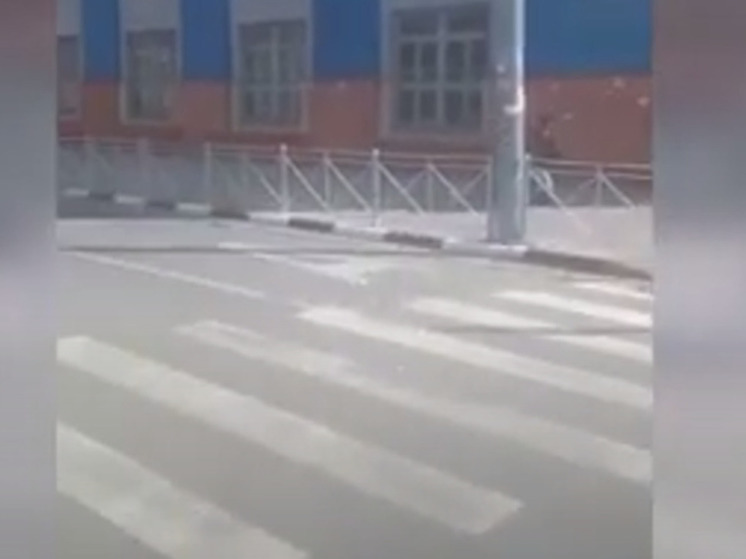 У вокзала ограждением перекрыли пешеходную "зебру"