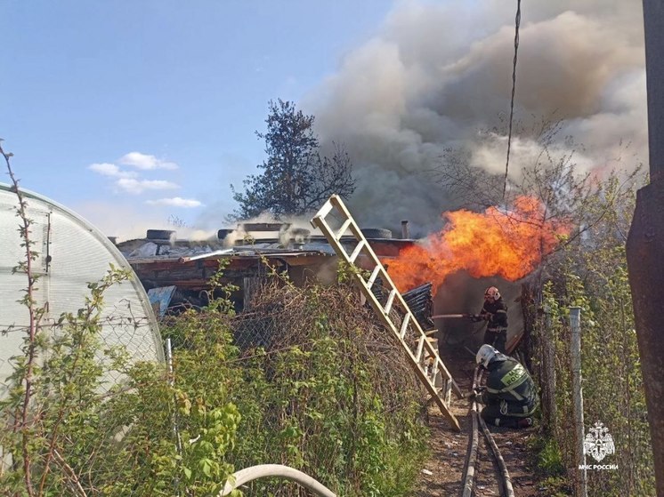 В Новочебоксарске сгорело производственное строение
