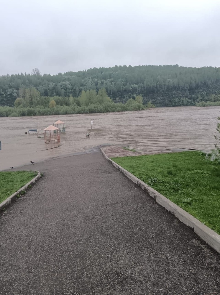 Кузбасский город оказался затопленным из-за критического уровня воды в реках