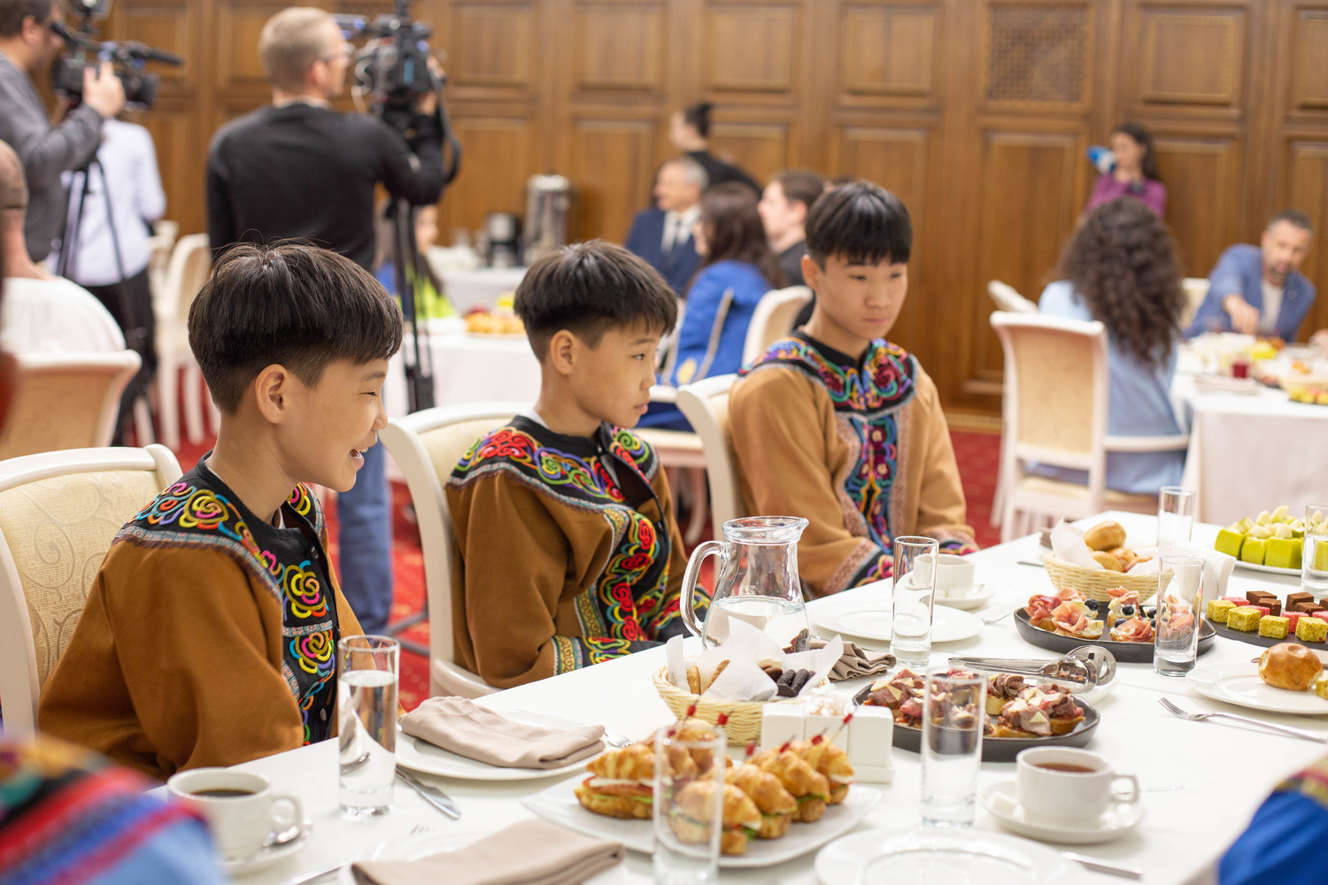 Шесть многодетных семей разных национальностей поздравили с праздником в Хабаровске: фото