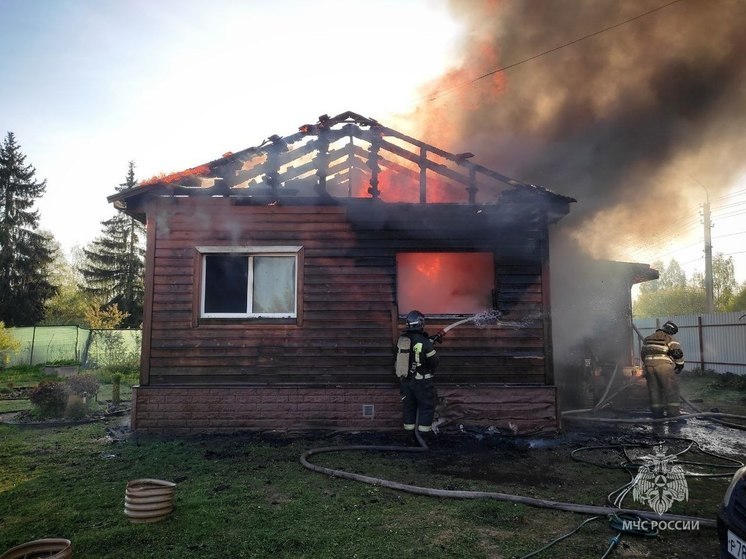 Погибшего обнаружили при тушении пожара в доме на улице Нововойсковой в Пскове