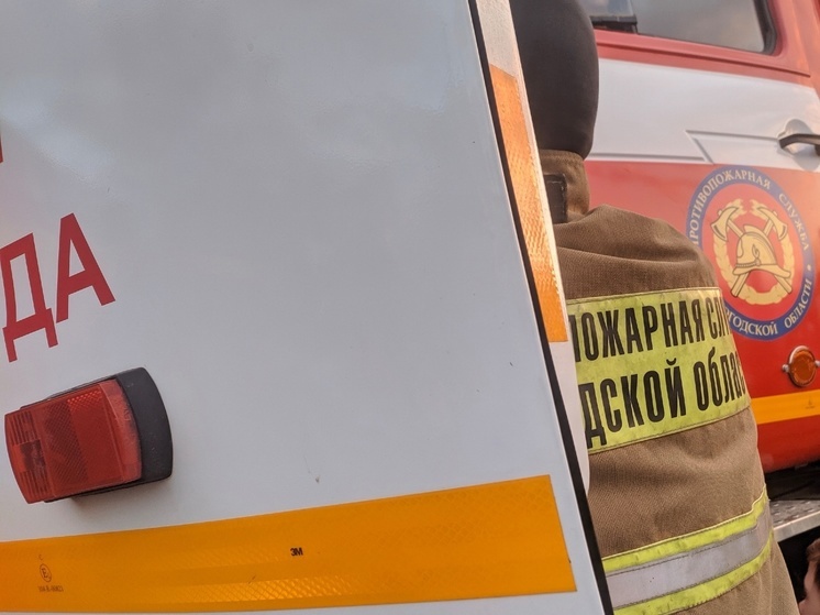 Пожилая женщина смогла сама эвакуироваться из горящего дома в Кириллове