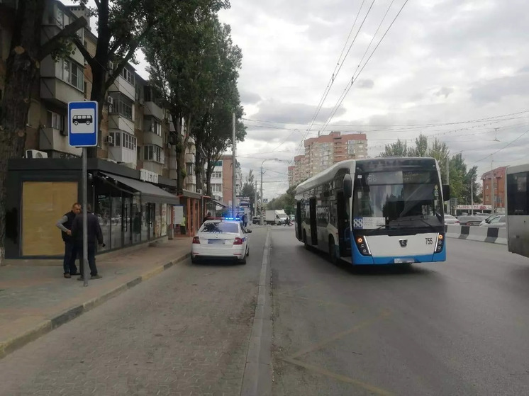 В Ростове пенсионерка получила травму в автобусе из-за неосторожного движения водителя