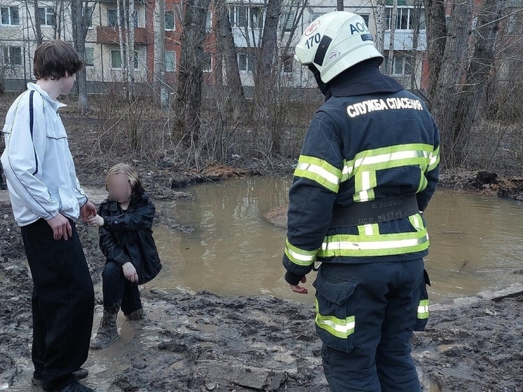 В центре Архангельска подросток застрял в глине