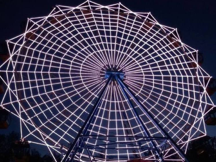 Световая паутина: йошкар-олинское колесо обозрения украсили подсветкой