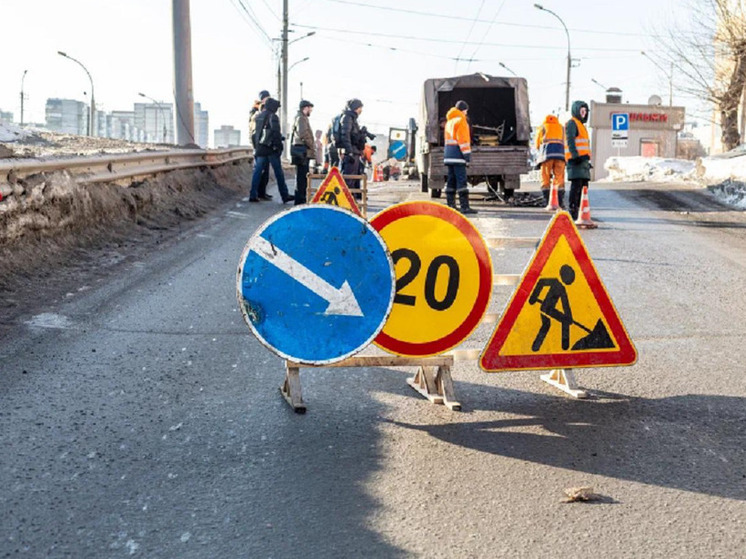 В Новосибирске подрядчик устранит провал покрытия на улице Сакко и Ванцетти