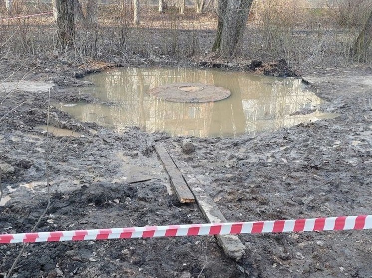 В центре Архангельска 15-летняя девочка застряла ногой по колено в грязи
