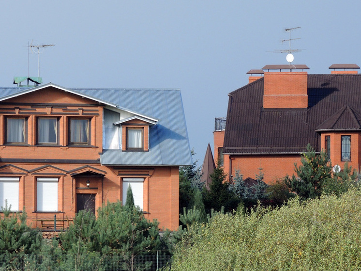 В регионе сравнили цены на дома и время в пути до них от столицы