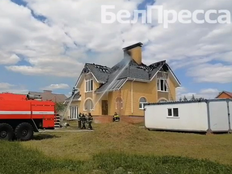 Под Белгородом загорелся дом после падения обломков сбитого БПЛА