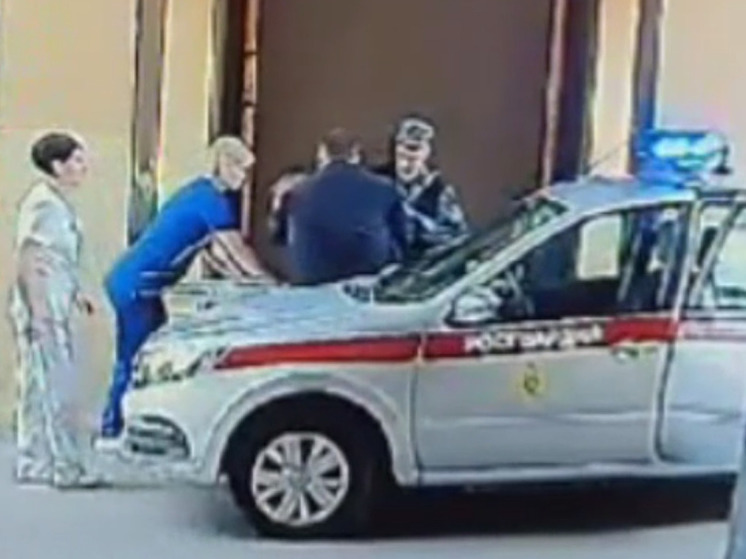 Росгвардейцы в Клину доставили в больницу школьницу после наезда фуры