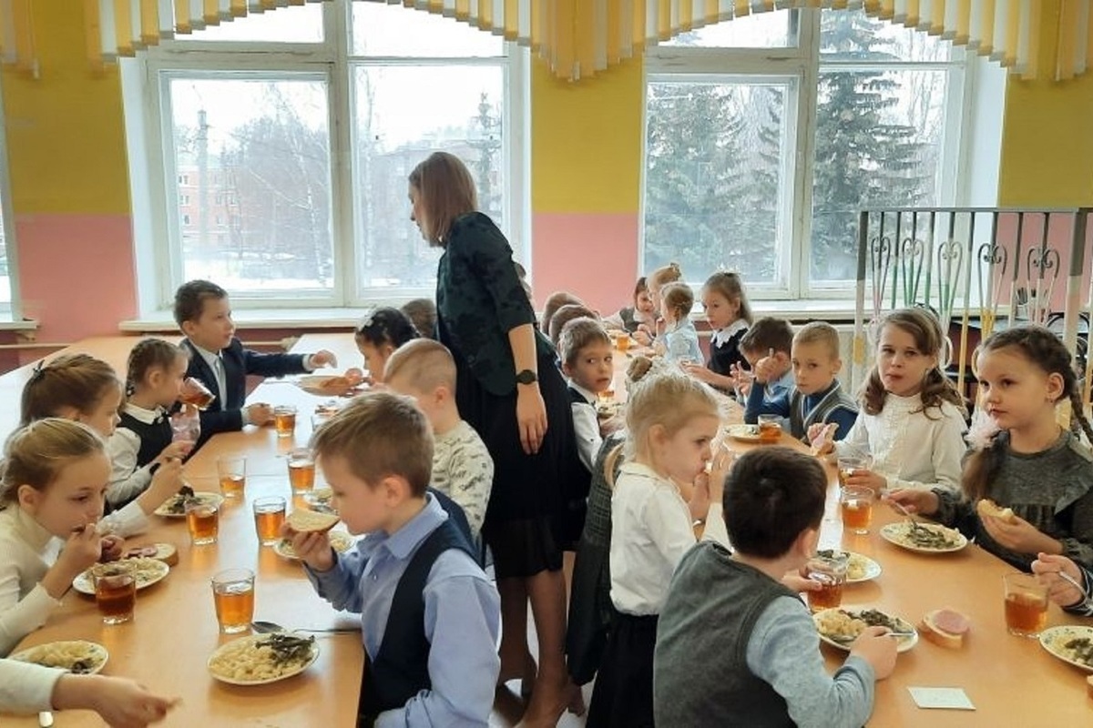 Школа обеспечивает питание