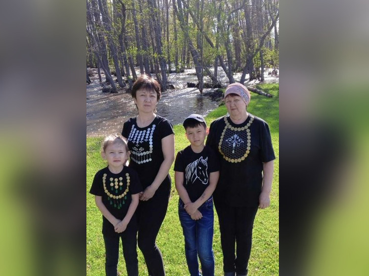 Многодетная мама из Башкирии начала зарабатывать росписью одежды