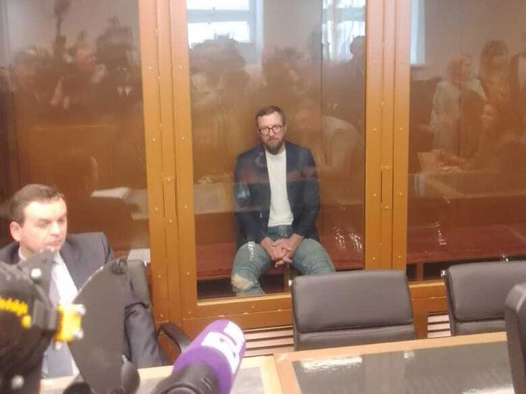 Его встретили аплодисментами женщины с накаченными губами