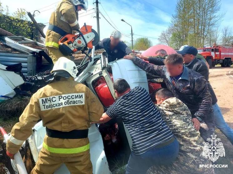 В Тверской области для спасения водителя и пассажира грузовика применили гидравлику