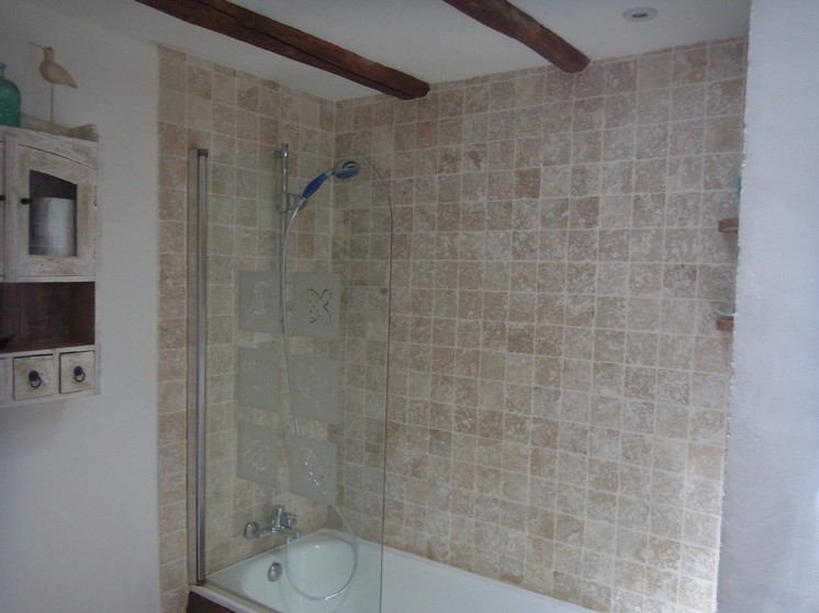 Держащая в страхе Кемерово школьница жестоко избила сверстницу в туалете