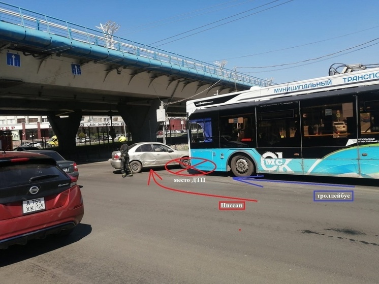 Один человек пострадал в столкновении троллейбуса с иномаркой в центре Омска