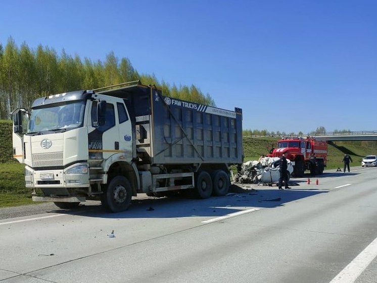 Водитель легковушки погиб в аварии с грузовиком в Новосибирской области