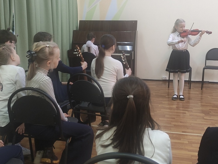 Школьников Серпухова познакомили с музыкальными инструментами