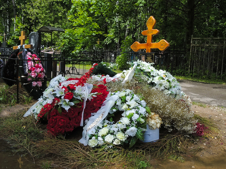 Мужчина с признаками суицида обнаружен в четверг днем на кладбище в Зеленограде