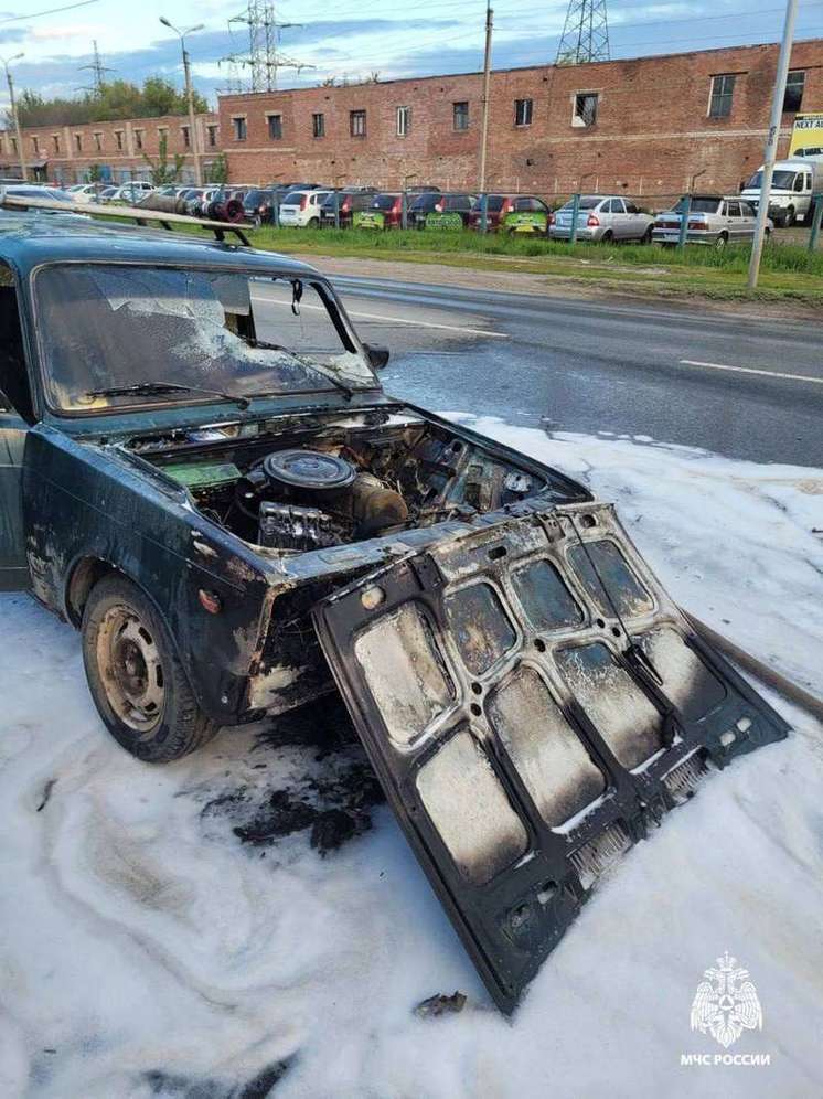 В Оренбурге на глазах людей сгорел автомобиль «Жигули»