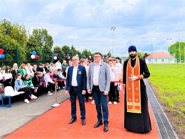 В хуторе Незаймановском открыли отремонтированный стадион