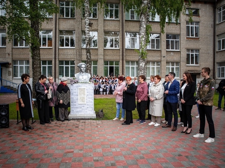 В Курске в школе №43 появился Тимуровский сквер