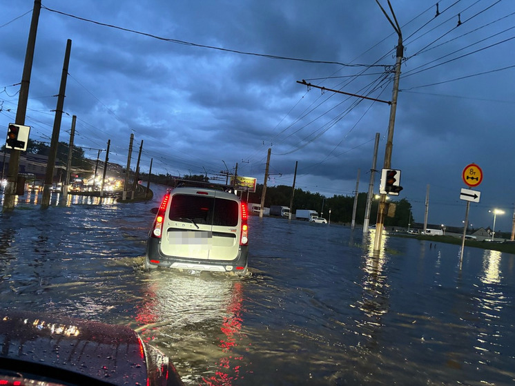 В Курске из-за ливня ушли под воду улицы