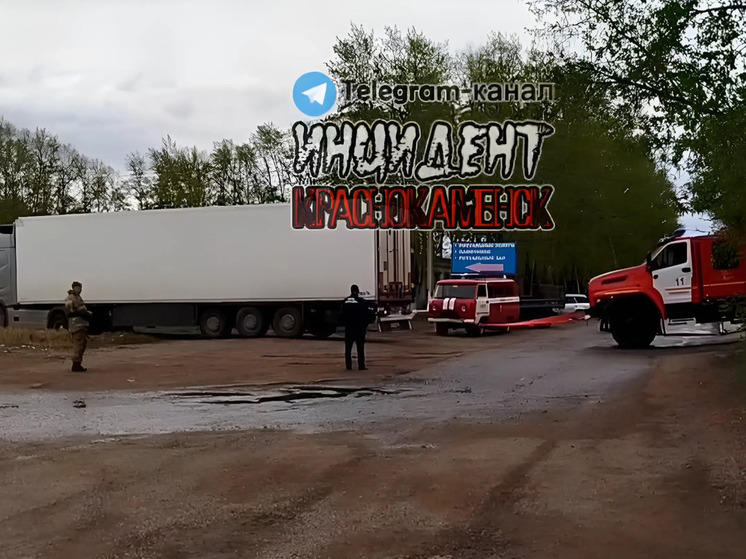 Сотрудники МЧС помогли вытащить фуру из грязи в Краснокаменске