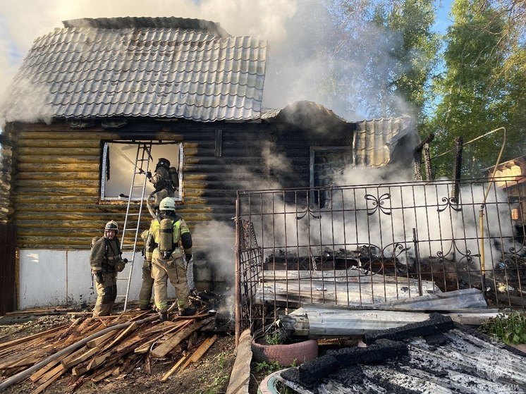 Людей госпитализировали с ожогами после пожара в частном доме в Барнауле