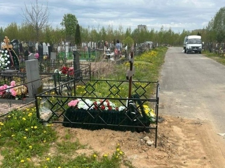 В Ярославле на кладбище покойника захоронили на дороге