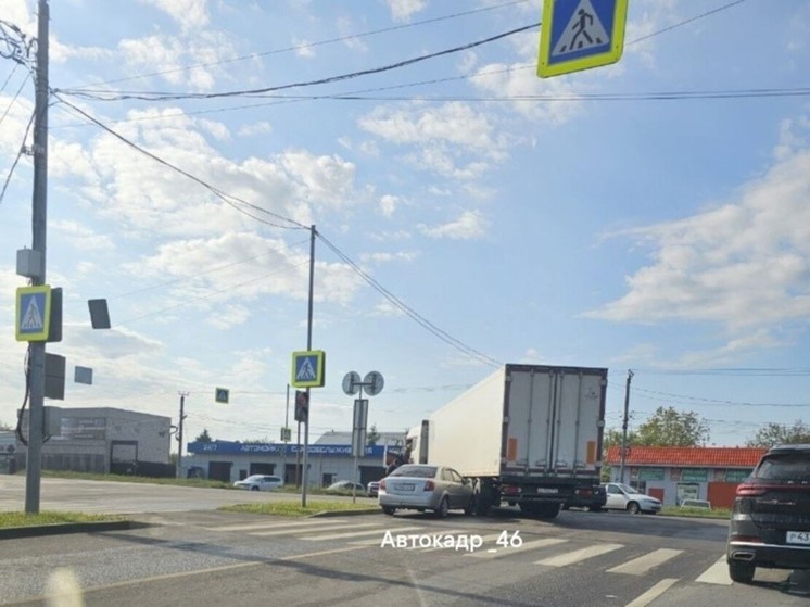 В Курске на проспекте Плевицкой легковой автомобиль врезался в фуру