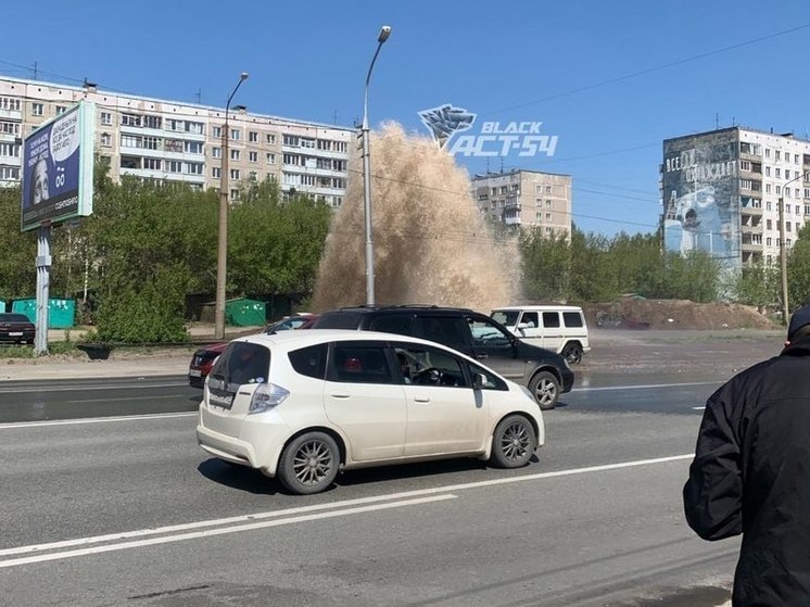 Фонтан бьёт из-под земли на Гусинобродском шоссе в Новосибирске