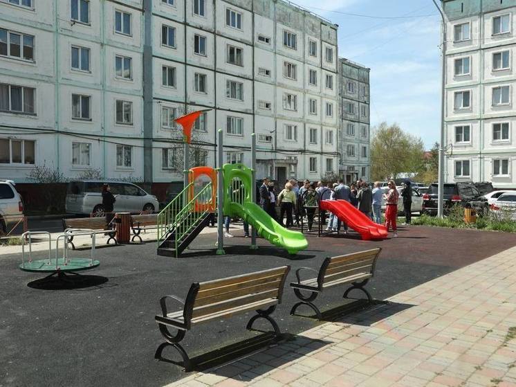 В столице Сахалина отремонтировали более 200 подъездов и 24 двора с начала сезона