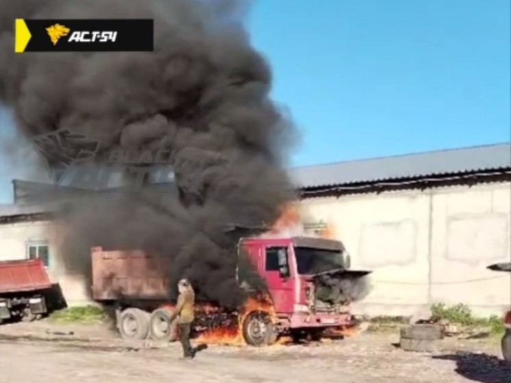 На видео попал горящий грузовик в Новосибирске