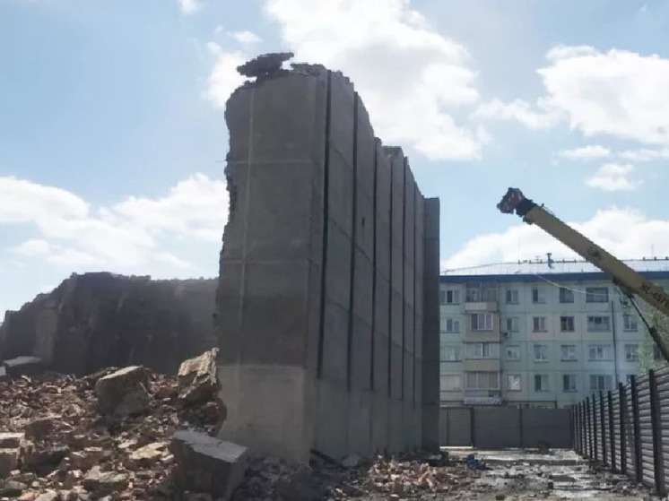 В Бийске здание кинотеатра «Алтай» полностью демонтируют к августу