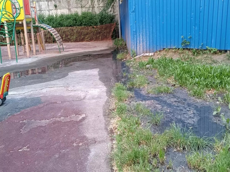 На улице Скачкова в Ростове уже несколько месяцев канализация затапливает детскую площадку