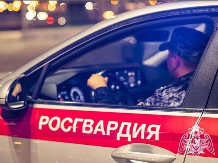 В Орле мужчина разбил дверь пивбара