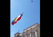 Неизвестный прикрепил российский флаг на квадрокоптер и провел его в Берлине над историческим зданием Рейхстага, в котором в настоящее время проходят заседания парламента Германии - бундестага