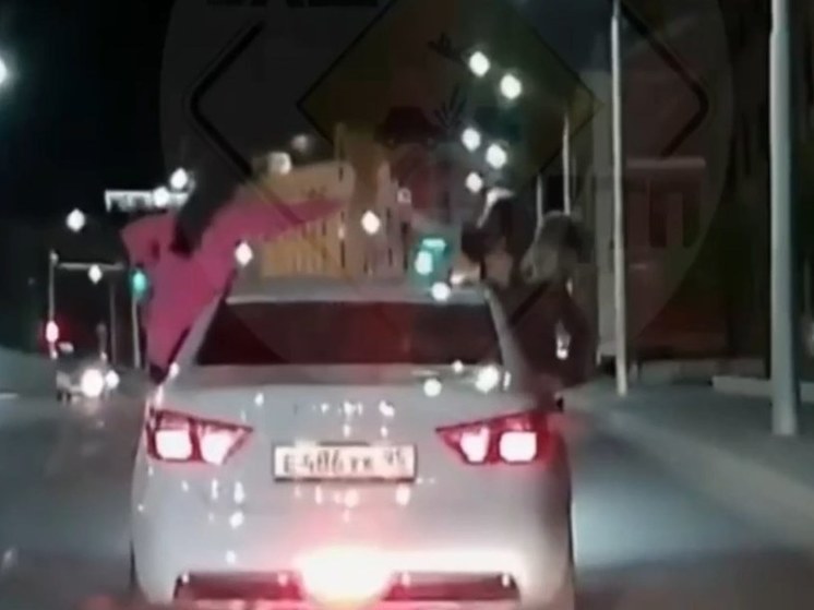 Три девушки высунулись по пояс из автомобиля и танцевали во время движения по Уфе