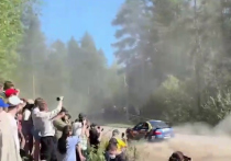 В Ленинградской области рядом с поселком Мельниково в ходе ралли спортивный автомобиль влетел в толпу зрителей