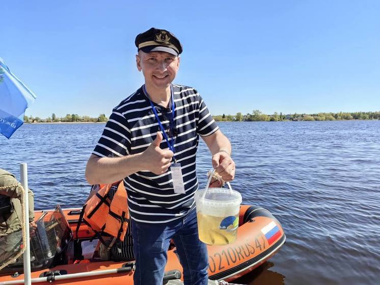 Глава Госветслужбы Ленобласти Кротов выпустил в Ладожское озеро сига