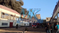 600 квадратных метров в огне: кадры тушения пожара в цеху на Автобусной улице