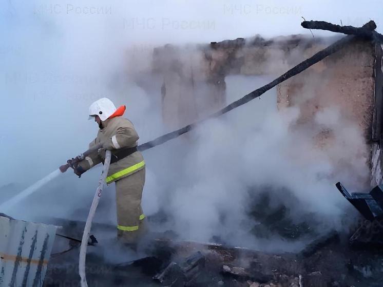 В Томаринском районе загорелась баня