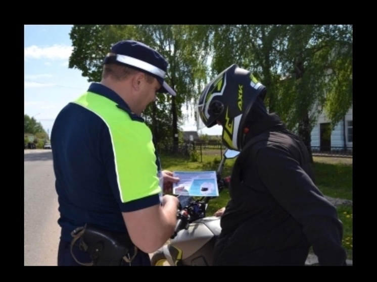 В Смоленской области сотрудники Госавтоинспекции провели акцию «Шлем - главная защита»