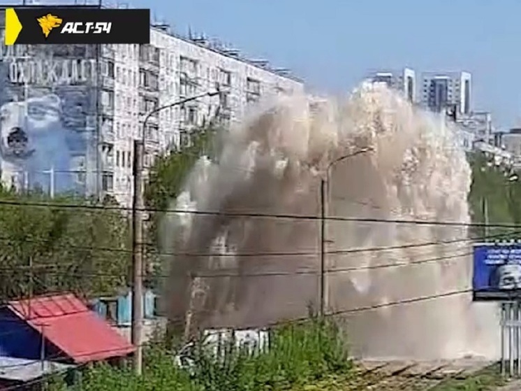 Многометровый стихийный фонтан образовался на Гусинобродском шоссе в Новосибирске