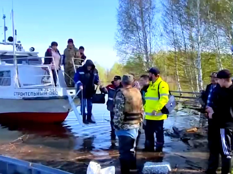 В окружённом водой селе в Омской области затопило администрацию, ФАП и почту