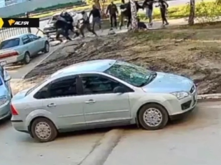 Толпа подростков напала на двух парней в Новосибирске