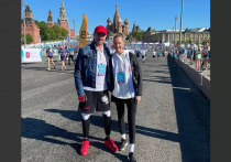 Олимпийский чемпион Роман Костомаров вместе с женой Оксаной Домниной посетили полумарафон «Забег.РФ»